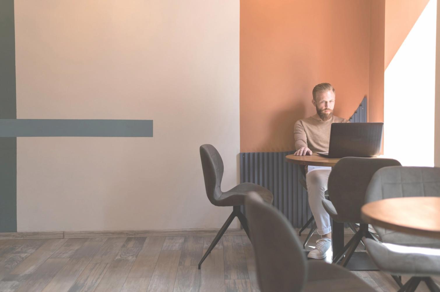 Personne utilisant un logiciel de budget sur ordinateur portable